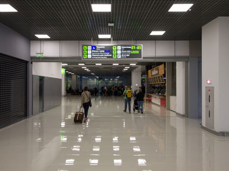 Аэропорт Киев отменил все международные рейсы. Пассажиры жалуются, что узнали об этом ночью 