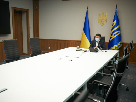 Зеленский попросил правоохранителей предотвратить перегруз машин на украинских дорогах