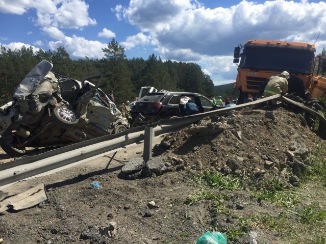﻿У Росії вантажівка зі щебенем зім'яла п'ять машин, є загиблі та поранені