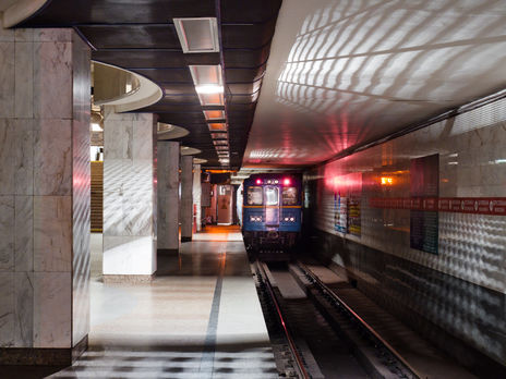 Угрожал себя порезать и убежал в тоннель. В киевском метро полчаса искали мужчину