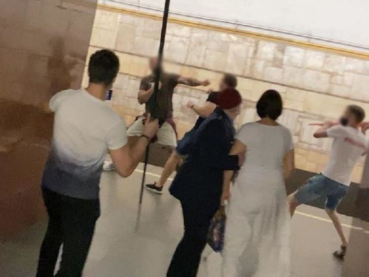 В киевском метро произошла драка с участием сторонников Шария