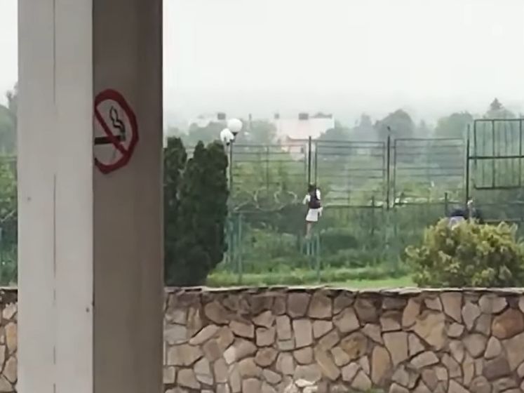 В "Шегинях" украинцы перелезли через забор пропускного пункта во время брифинга пограничников. Видео