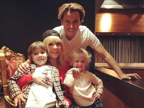 ﻿Поцілував дружину і дітей. Чоловік Пугачової Галкін показав, як родина привітала його із днем народження