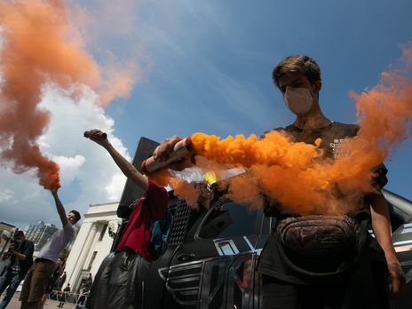 ﻿Біля Ради проводять акцію за відставку Авакова. Фоторепортаж