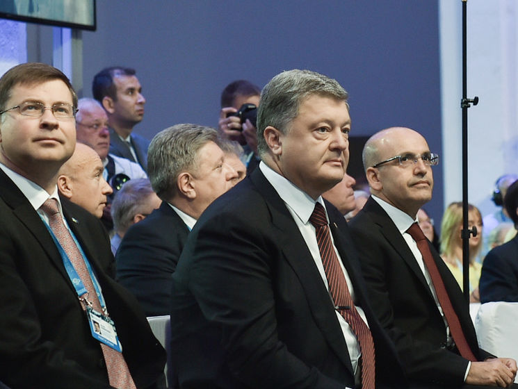 Порошенко заявил, что Украина расширит санкционный список юридических и физических лиц РФ, ответственных за агрессию