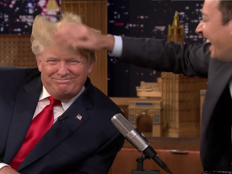 Джимми Фэллон во время своего шоу растрепал волосы Трампу. Видео