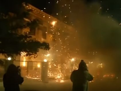 Reuters опубликовало кадры нападения неизвестных на посольство РФ в Киеве. Видео