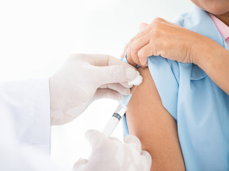 В России ввели вакцину от коронавируса 18 добровольцам