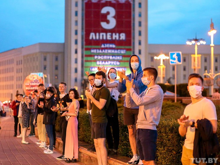 ﻿У Мінську прибічники опозиції більше ніж шість годин стояли в живому ланцюгу на знак протесту. Відео