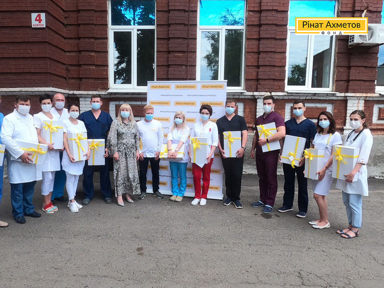  Фонд Рината Ахметова поздравляет украинских медиков с профессиональным праздником и дарит подарки