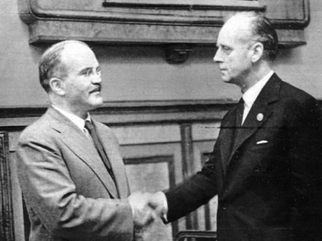 Договор о ненападении между СССР и Германией был подписан в 1939 году наркомом иностранных дел Вячеславом Молотовым (слева) и министром иностранных дел Германии Иоахимом фон Риббентропом