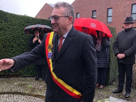 ﻿Мера Брюгге вдарили ножем