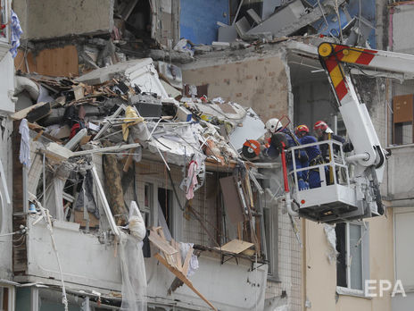 Спасатели осматривают поврежденное здание