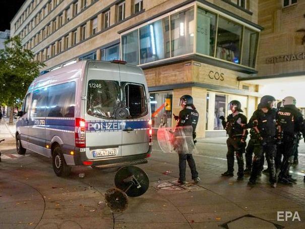В Штутгарте в ходе столкновений с участниками беспорядков пострадали 19 полицейских