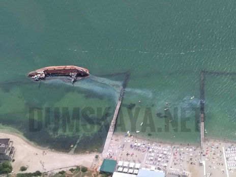 Из затонувшего возле Одессы танкера Delfi стало выливаться топливо