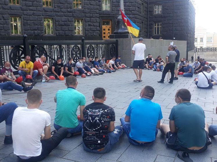 Под Кабмином 100 шахтеров из Червонограда требуют выплатить им задолженность по зарплате