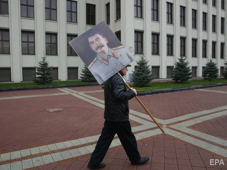Москвич погиб, вешая портрет Сталина на стену в подъезде