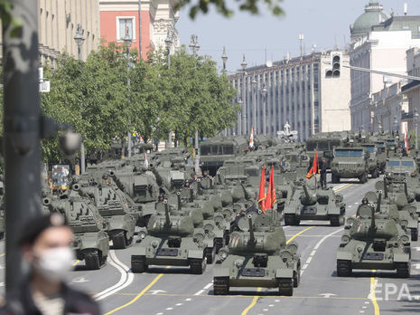 ﻿Зеленський відповів на запитання, чи поїхав би він на парад у Москву