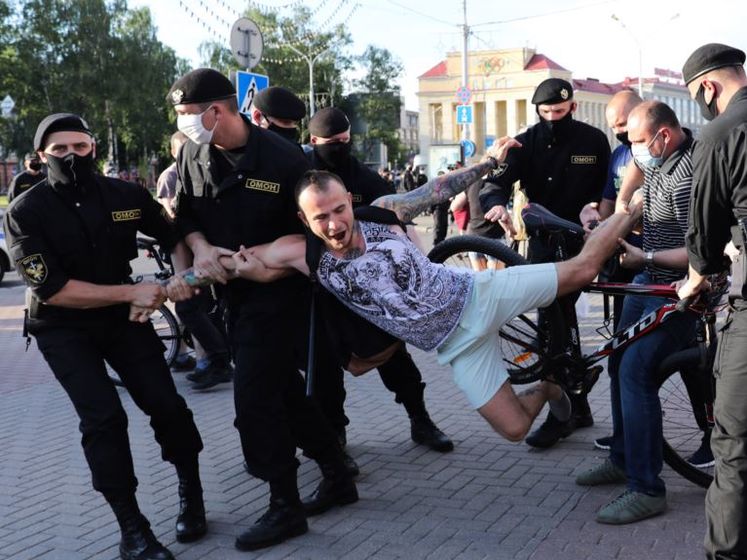 ﻿У Білорусі після мітингів і затримань 15 бійців ОМОН поклали "ксиви" на стіл начальнику – Telegram-канал
