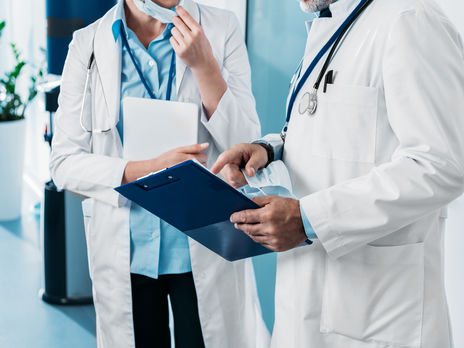 В Украине начали расследовать смерти работавших с COVID-19 врачей для страховых выплат их семьям