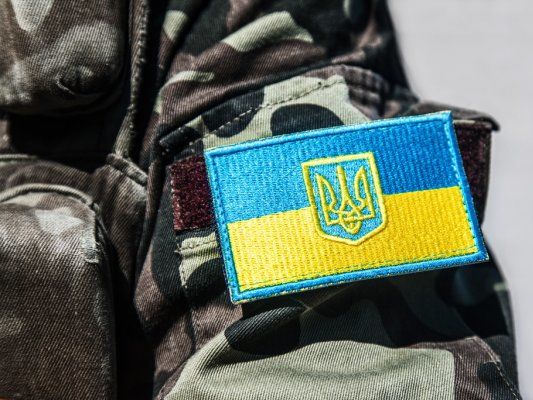 Опрос: Больше всего украинцы доверяют ВСУ и Зеленскому, меньше всего – прокуратуре и НАБУ