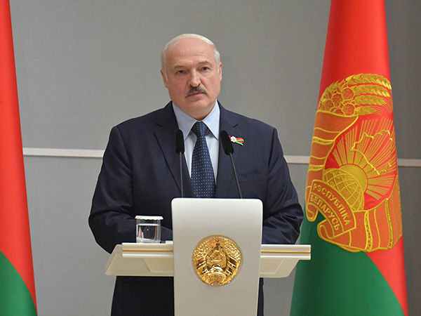 Лукашенко на встрече с оппозицией: Не надо нас дергать и оскорблять. Я пока еще президент