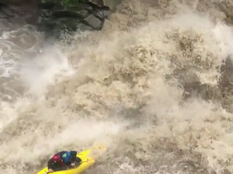 В Ивано-Франковской области мужчина совершил сплав на каяке во время паводка. Видео