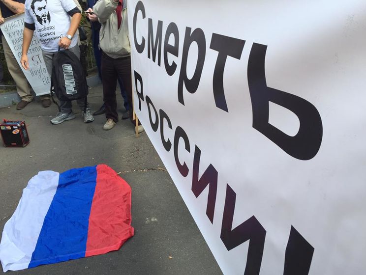 В Киеве у посольства РФ произошли стычки протестующих против российских выборов с полицией
