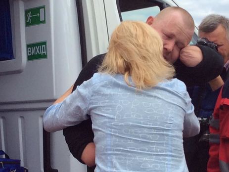 Жемчугов и Супрун вернулись на подконтрольную Украине территорию после освобождения из плена. Фоторепортаж