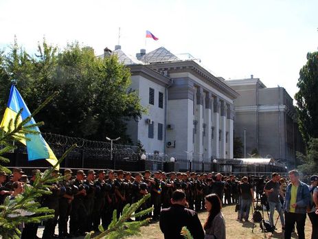 В Киеве у посольства РФ повторились стычки полиции с протестующими против российских выборов