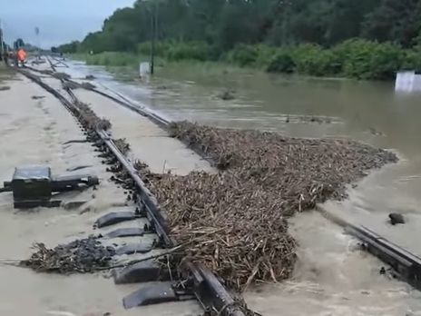 Наводнение повредило железную дорогу в Ивано-Франковской области