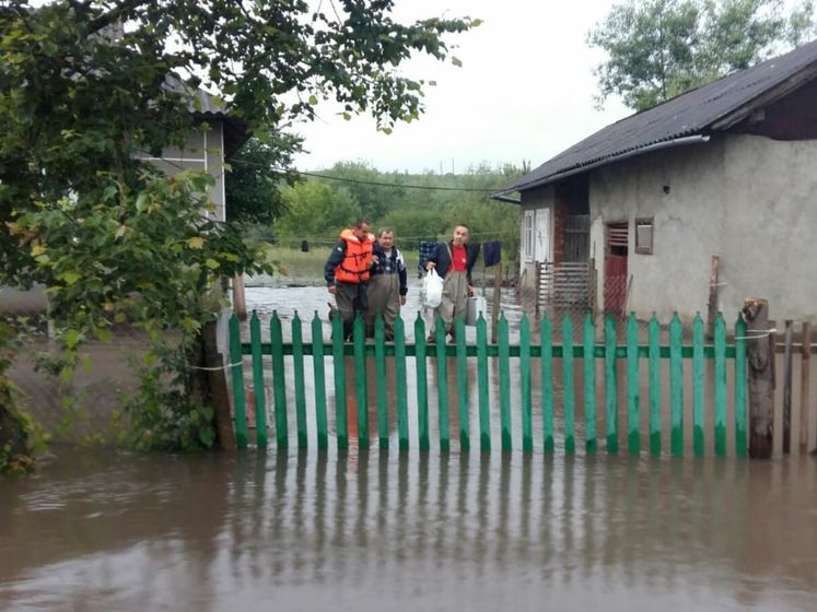 Наводнение на западе Украины. К эвакуации привлечены четыре вертолета