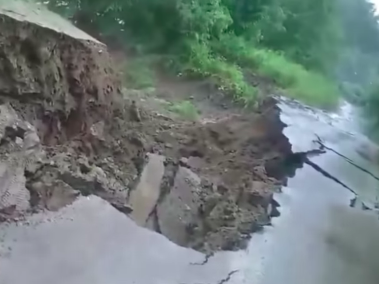 В Ивано-Франковской области обвалилась дорога, когда по ней проходила семья с детьми. Видео