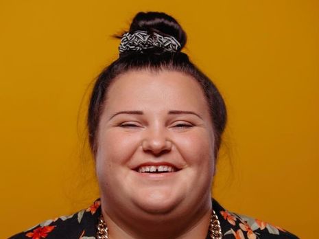 С кастрюлей на голове и с золотой цепью на шее. alyona alyona отпраздновала круглое число подписчиков