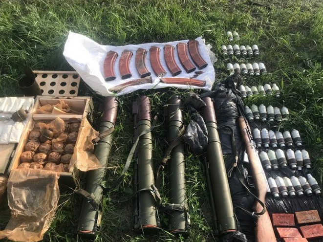 СБУ сообщила об изъятии из незаконного оборота оружия и боеприпасов, которыми можно "вооружить две роты военнослужащих"
