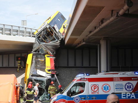 ﻿У Варшаві автобус із пасажирами впав із мосту. Фоторепортаж
