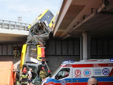 В Варшаве автобус с пассажирами упал с моста. Фоторепортаж