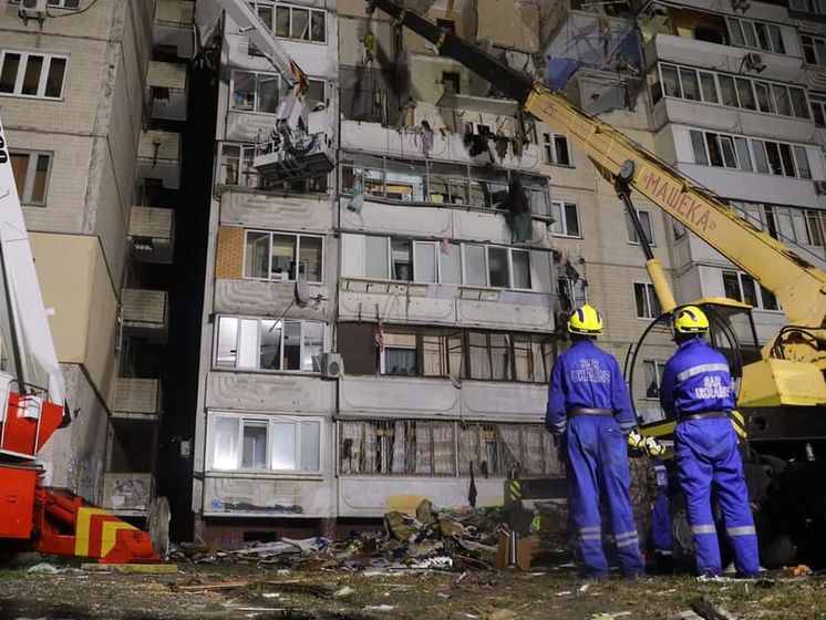 ﻿Зеленський передав ключі від 12 квартир постраждалим від вибуху в Києві на Позняках