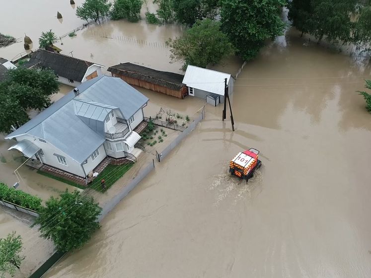 Украина просит мир о помощи в борьбе с паводком, новый антирекорд заболеваемости COVID-19. Главное за день
