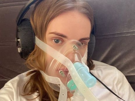 Каминская позировала полуобнаженной на фоне медицинской кушетки. Соцсети заподозрили певицу в беременности