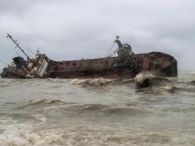 Сроки подъема танкера Delfi в Одессе опять сдвинули. Труханов говорит, что это случится не раньше сентября