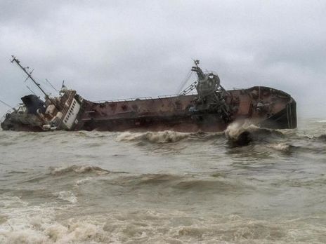 Танкер Delfi затонув біля пляжу в Одесі під час шторму в листопаді 2019 року