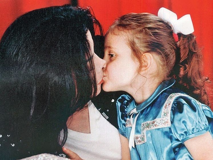 ﻿Донька Джексона в річницю його смерті оприлюднила фото поцілунку з батьком у губи