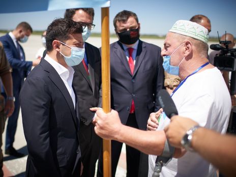 Бывший политзаключенный Бекиров подарил Зеленскому крымскотатарский флаг