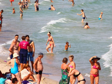 В Одесскую область в выходные приехали десятки тысяч туристов. Количество заболевших COVID-19 в регионе растет