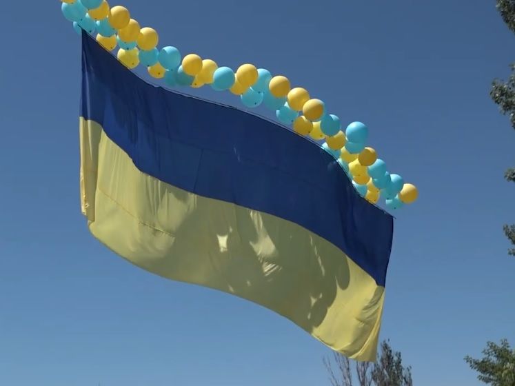 В сторону оккупированного Донецка через линию соприкосновения запустили 15-метровый флаг Украины. Видео