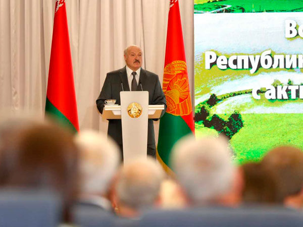 ﻿"А наш аби що говорить про трактор, про сто грам, про лазню". Лукашенко заявив, що три місяці "божеволів" через коронавірус