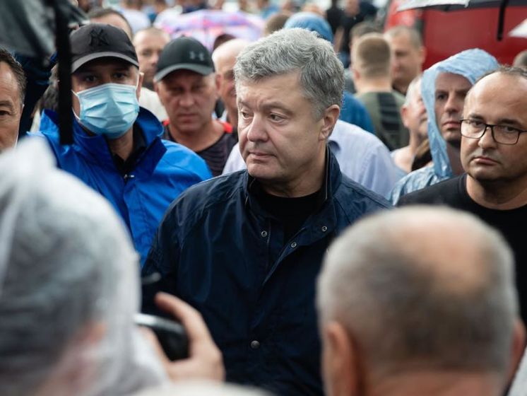 Больше половины украинцев считают справедливыми уголовные производства против Порошенко – опрос