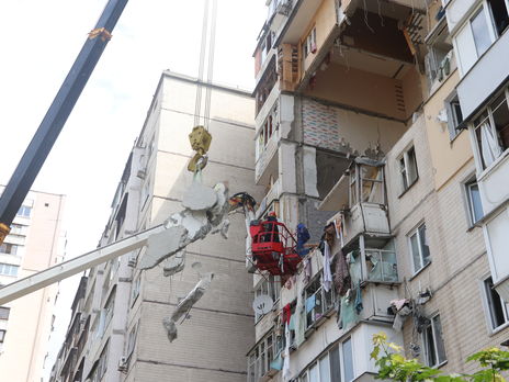 Взрыв на Позняках. Жители дома говорят, что не могут попасть в квартиры, ключи от которых вручал Зеленский