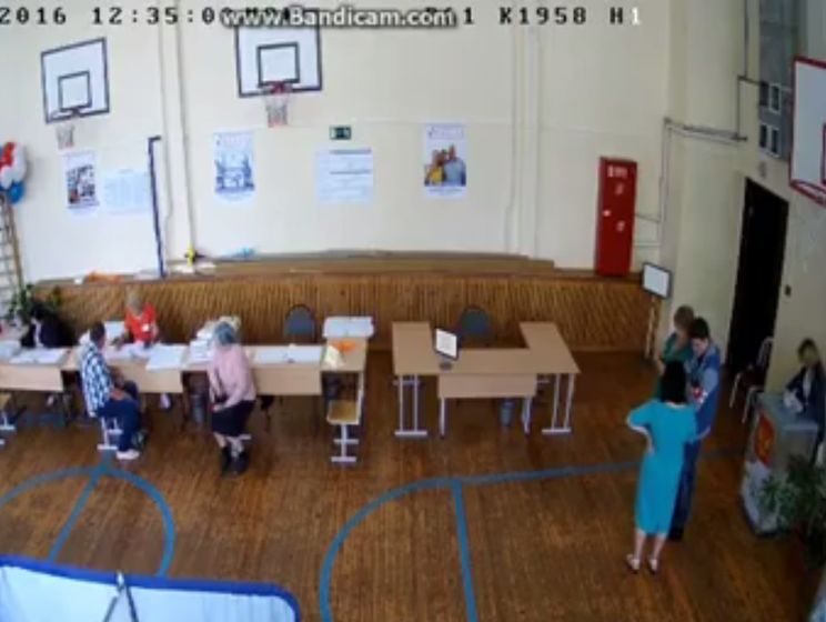 В Ростове наблюдатели прикрывали урну для голосования во время вброса бюллетеней. Видео